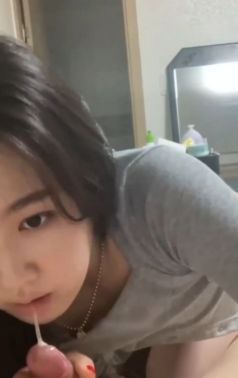 南京大學清純學生妹 廖芯琳 床上深喉口交吃雞巴 浪蕩著上位騎乘上雞巴前後扭動美臀 慘遭男友洩密性愛影片 - 18J.TV